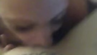 leccata di figa tatuata per cominciare bene la giornata! lecca lecca lecca!