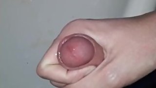 Jeune homme se masturbe en solo